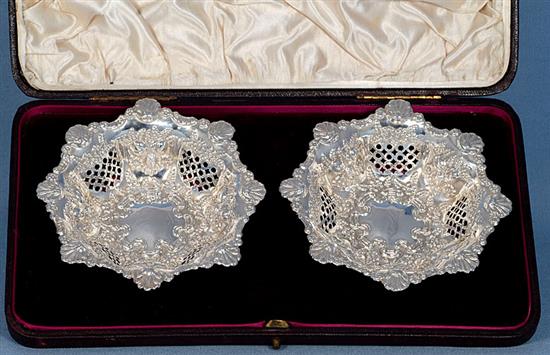 A cased pair of Victorian silver bon bon dishes, by S. Blanckensee & Sons Ltd, Dia 120mm, weight 2.4oz/76 grms